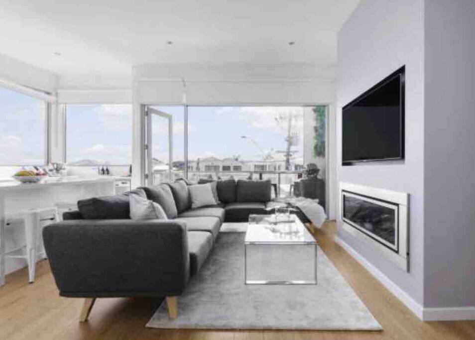 Gas log fireplace to keep you cosy on cold winter nights