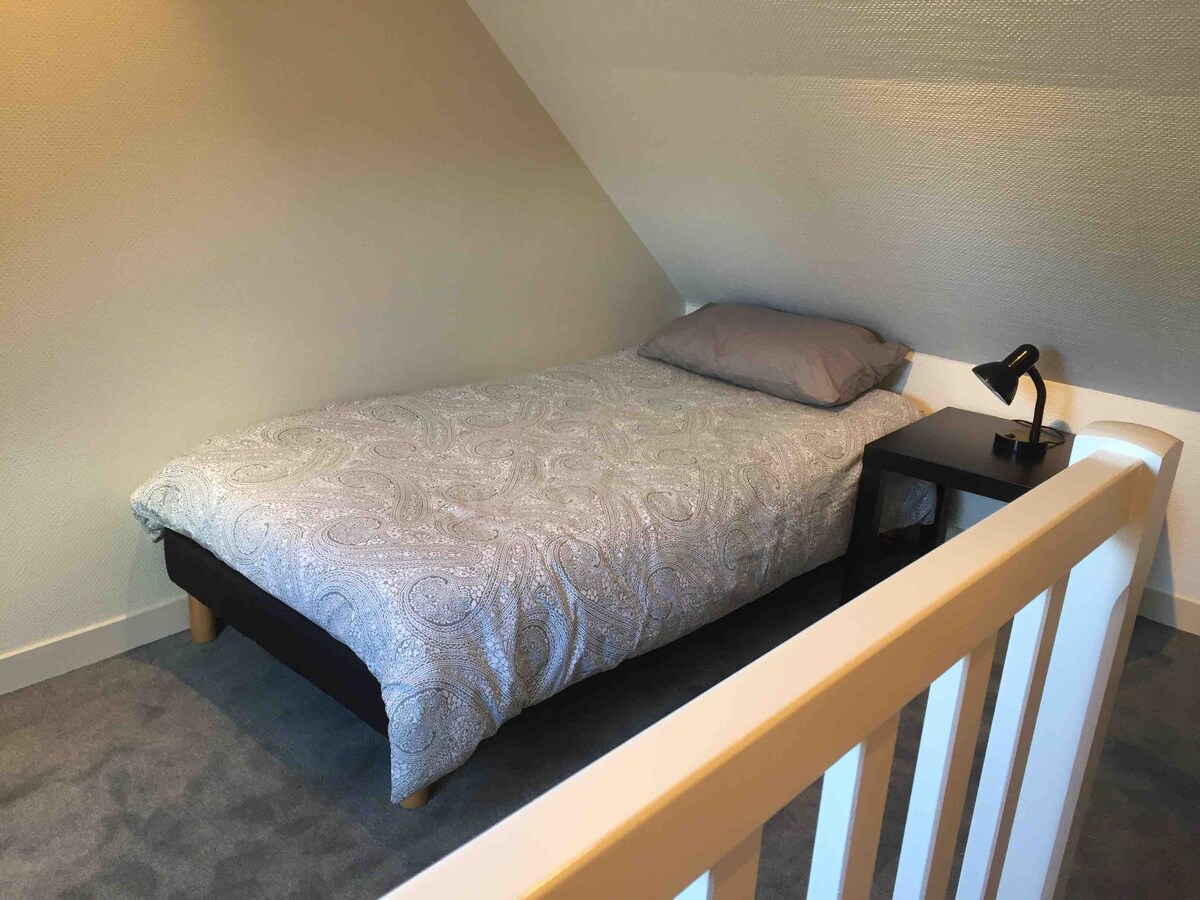 Mansarde slaapt voor een persoon. (Trap in de buurt, niet geschikt voor een peuter)
Zeer populair bij tieners!