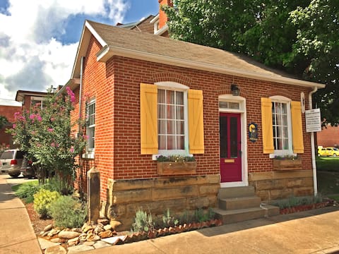 Downtown Guesthouse- Romantic Getaway