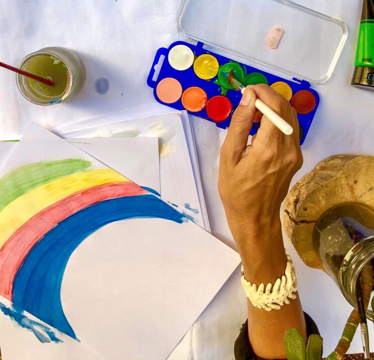 Show full-screen, host-provided image