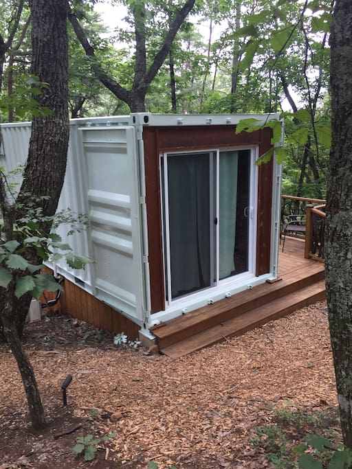 Old shipping container transformed in to an upscale cabin tucked away in the Appalachian Mountains, just minutes away from Downtown Dahlonega. Perfect for a romantic getaway or someone looking to escape the noise.