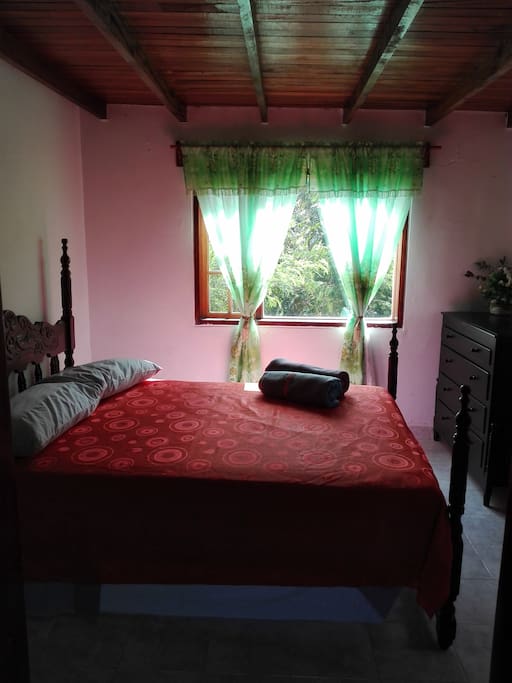 Habitación cama doble y sofá cama individual.