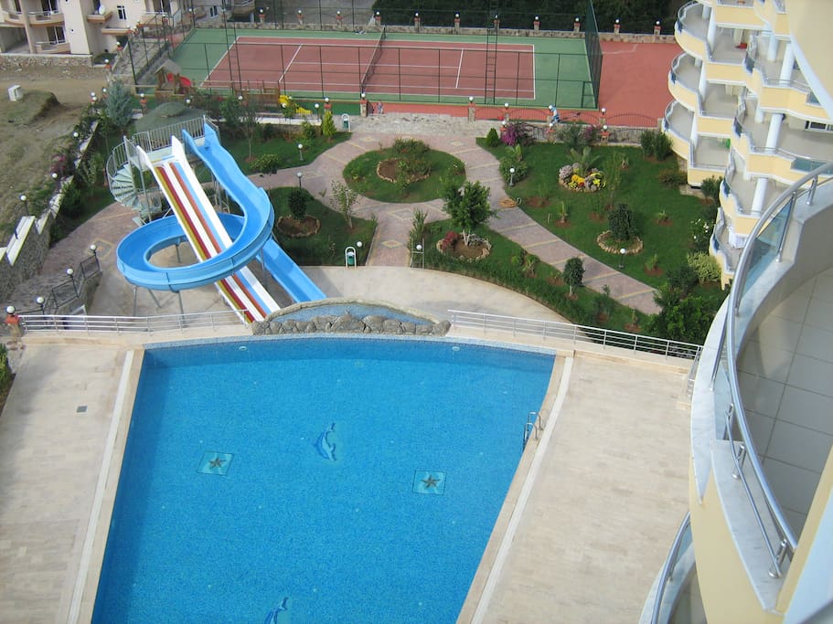 Overlooking the pool area and tennis court, from our main balcony (this apartment has two large balconies) Oversiktsbilde tatt fra hoved-balkongen (leiligheten har to store verandaer)