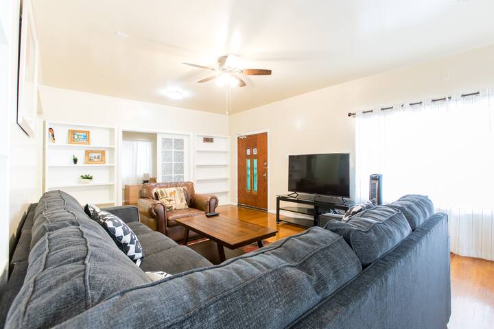 Comfortable Two Story House for Group Stay gallery image 3