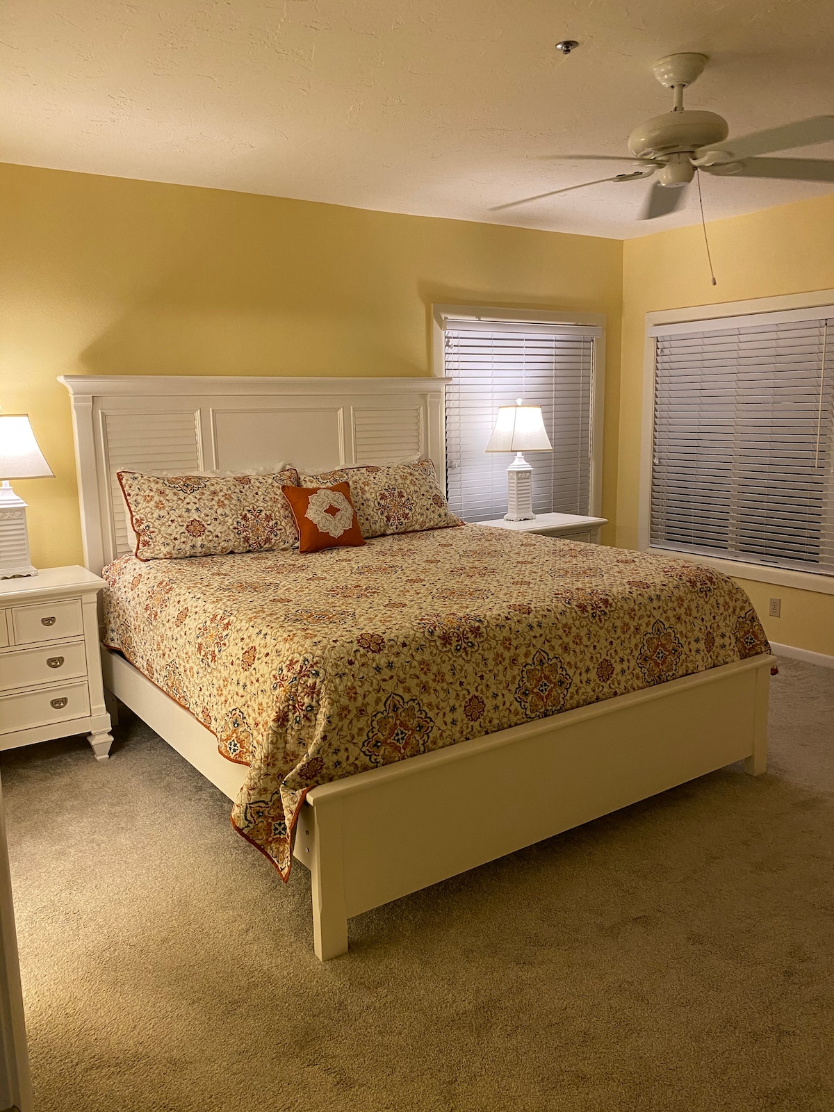 主卧有一张非常舒适的超大号床。  这里还有2个大衣柜。  卫生间和洗衣机/烘干机就在主卧室旁边。  非常方便！房客有很多评论，他们非常喜欢它。  查看我们的评论。  