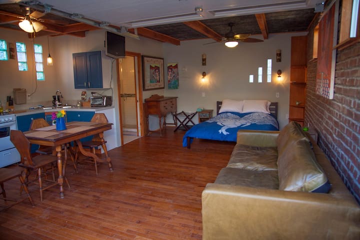 Beachy Henhouse 8 blocks from beach