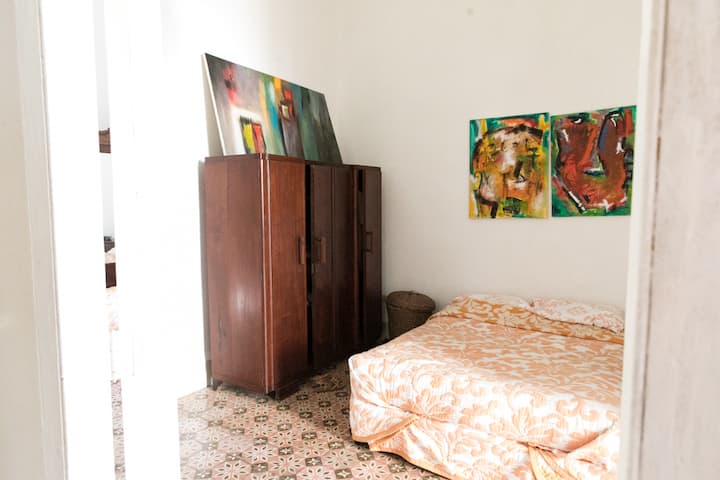 ห้องแรกกว้างขวางสว่างและสดชื่นและยังมีเครื่องปรับอากาศพร้อมเข้าถึงห้องนั่งเล่นและระเบียงภายในที่อบอุ่น 