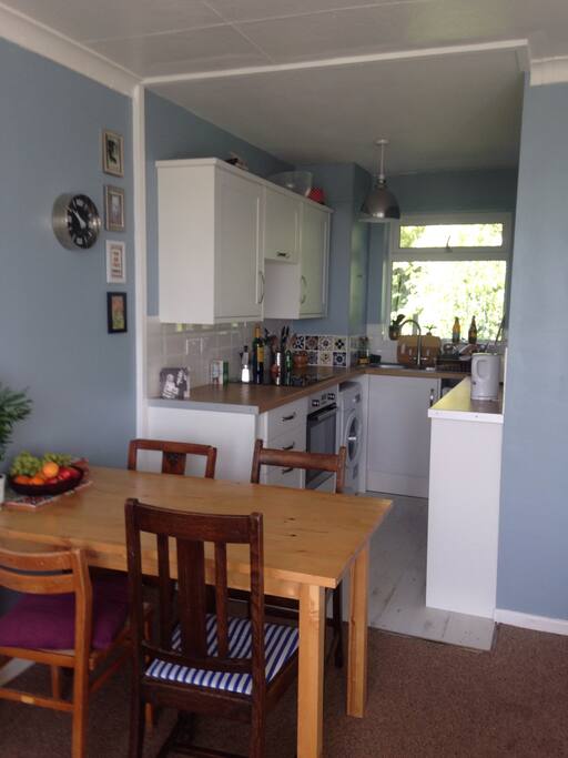 The kitchen gives in to the living room