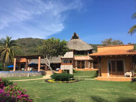 Casa Joya del Mar: Luxurious Beachfront Villa.