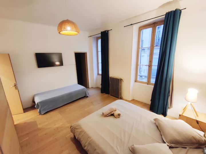 dhoma e gjumit 1 /kati 4 e dukshme dy krevatet me një dalje të palosur