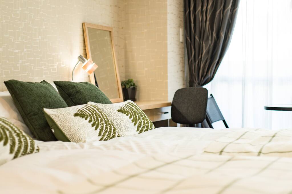 Spacious and cozy room, you can relax here! 広々とした落ち着いたお部屋でくつろいでいただけます。