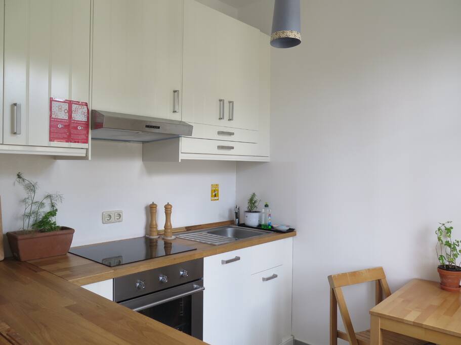 Küche mit Sitzecke, Spülmaschine und Kühlschrank