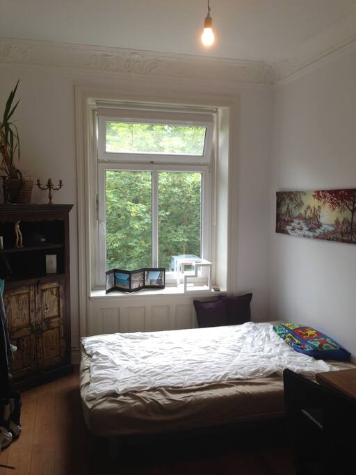 Bett mit Blick in den Park