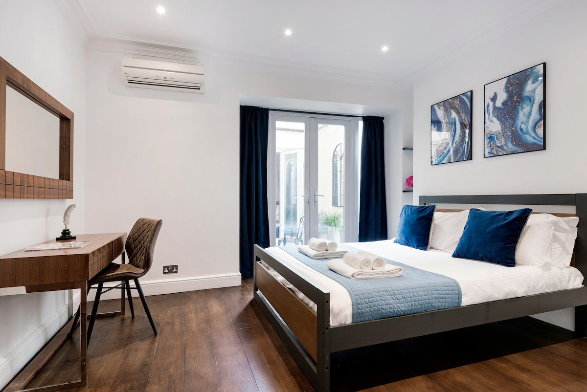 חדר שינה שני עם חדר רחצה צמוד. 