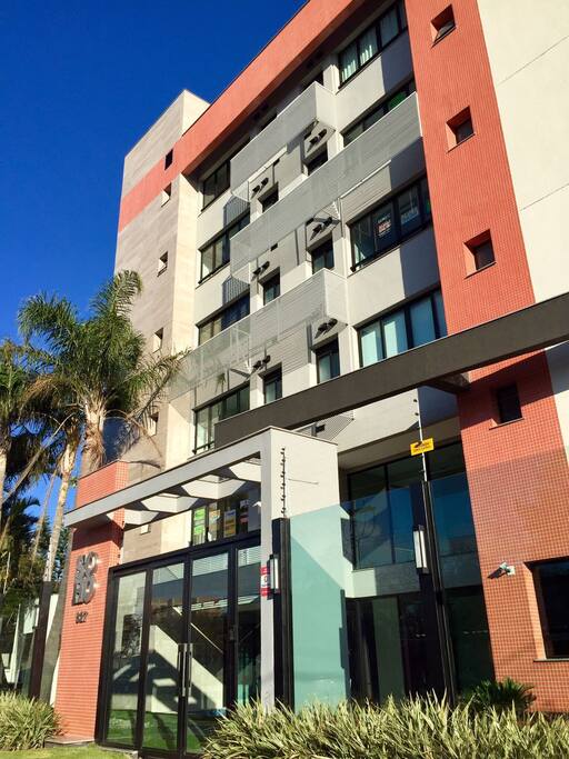 Edifício novo, de apenas 6 andares localizado na Zona Sul de Porto Alegre.