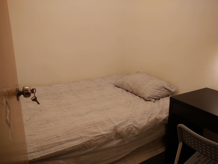 Bedroom (with lock)