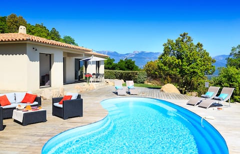 Top Airbnb: Quiet villa with pool and sea view à Sotta