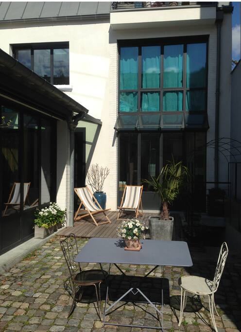 un patio ensoleillé et paysagé