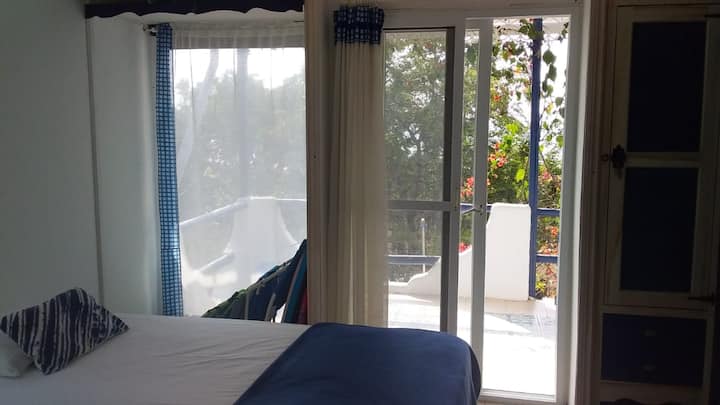 Chambre 1 avec salle de bain privée et mini terrasse. Vue sur l'océan 