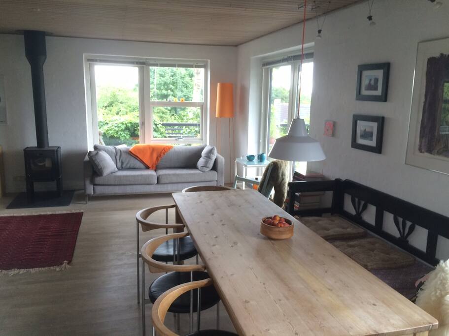 Langbord med udgang til terrasse.
