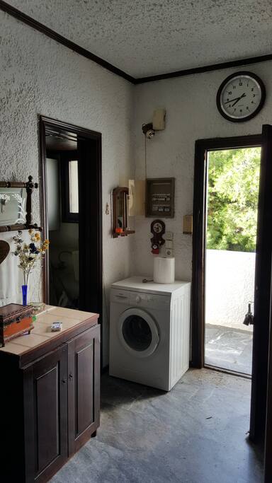 MAIN ENTRANCE- BATHROOM ENTRANCE- ΚΥΡΙΑ ΕΙΣΟΔΟΣ