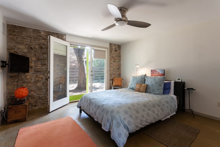 Მეორე ოსტატი ფრანგული კარით უკანა ეზოში