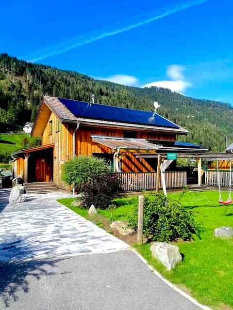 Chalet with sun deck & outdoor jacuzzi