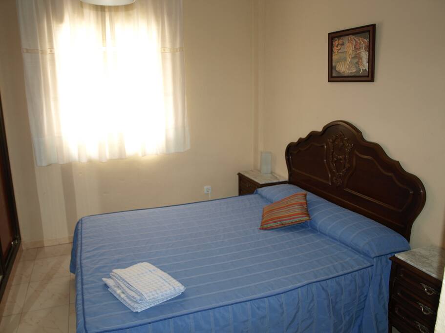 Dormitorio con cama matrimonio de 150cm