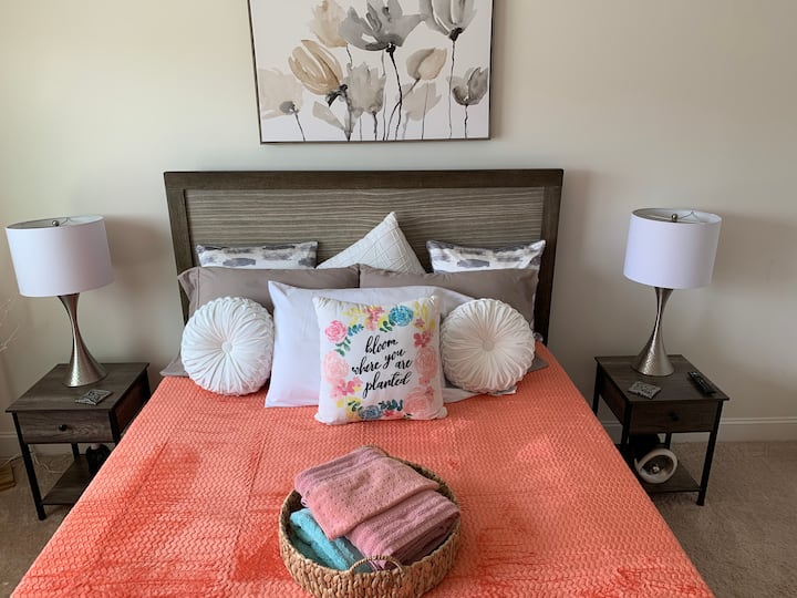 Dormitorio en la planta superior con cama tamaño queen. 