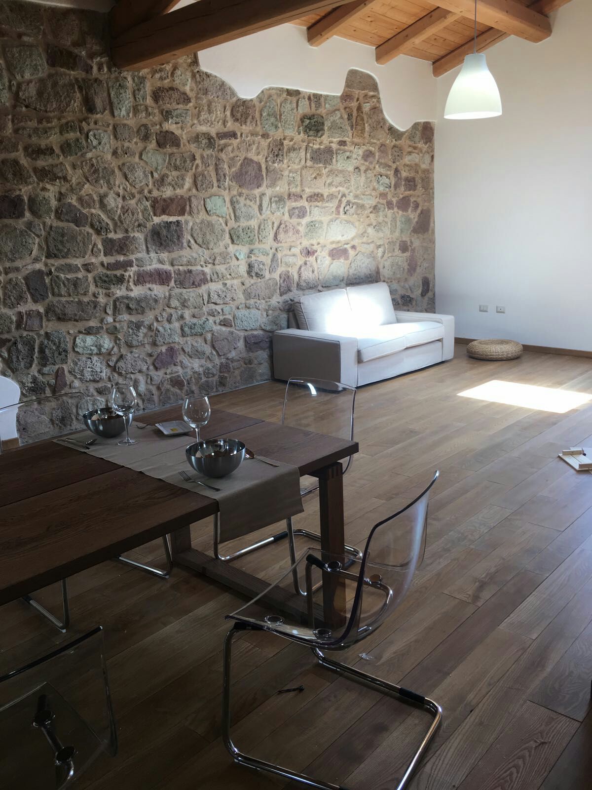 Annonce Airbnb populaire: Riverfront apartment with spectacular view à Bosa