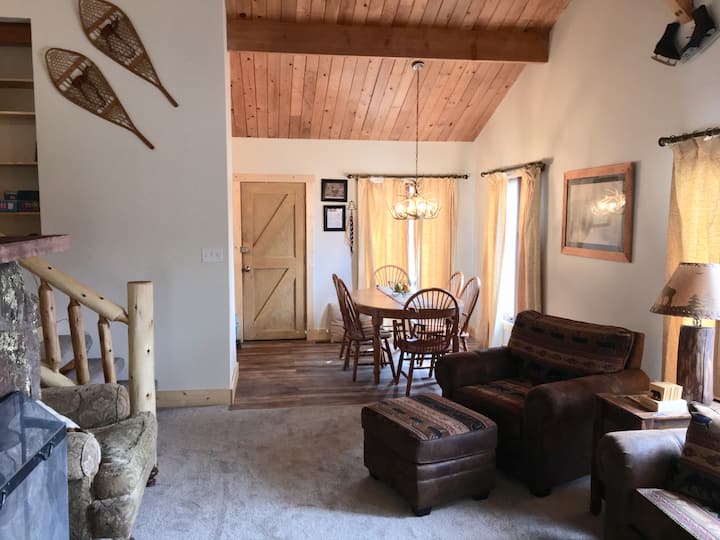 วิวจากห้องนั่งเล่นไปยังห้องรับประทานอาหาร