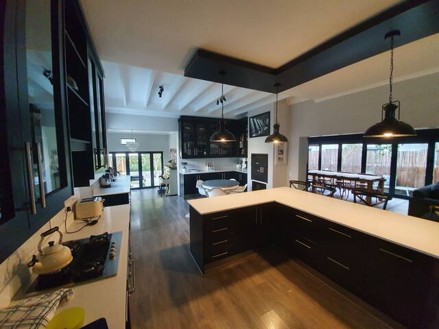 Fresh, secure 4 bedroom house with pool gallery image 5