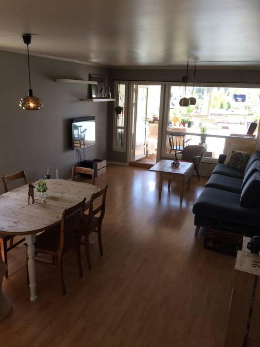 Romslig stue med spiseplass til 6