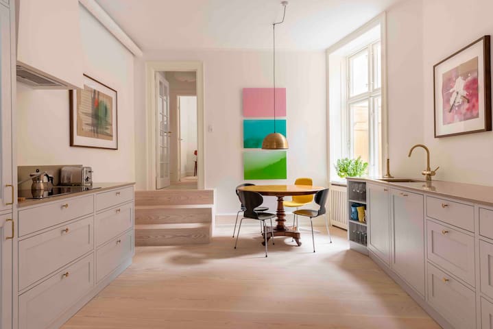 Top central / Private Luxury Suite / Art Gallery