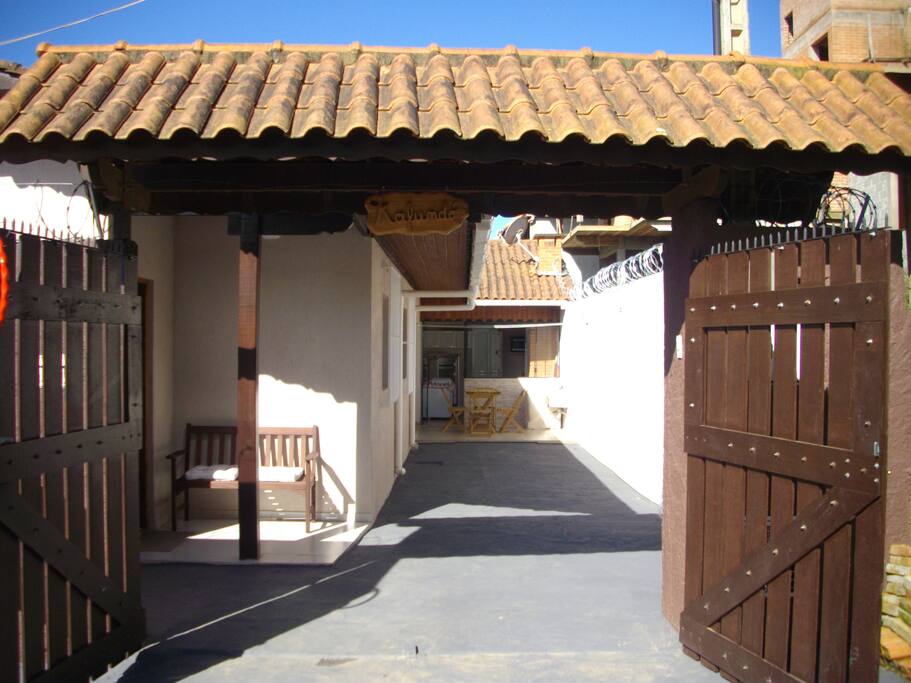 Frente da casa. Garagem para 2 carros.
