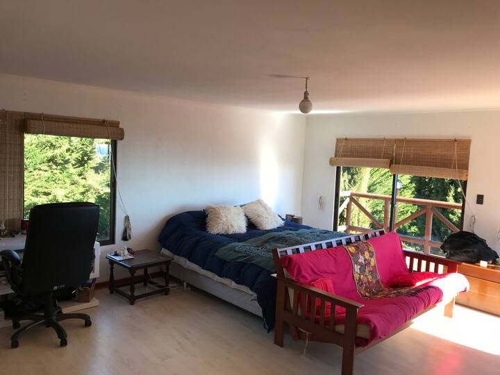 Голяма основна спалня на втория етаж с изглед към океана.
Самостоятелна баня, бюро, 55-инчов LED телевизор, DVD, кабелна телевизия.
Futón, Bosca.

Просторна основна спалня на втория етаж с изглед към океана.
Самостоятелна баня, бюро, 55-инчов LED телевизор, DVD, кабелна телевизия.
Футон, Боска