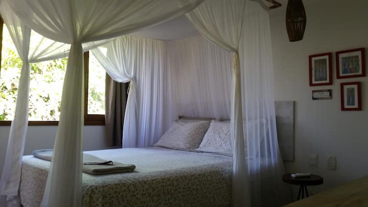 Chumba chenye kitanda aina ya queen