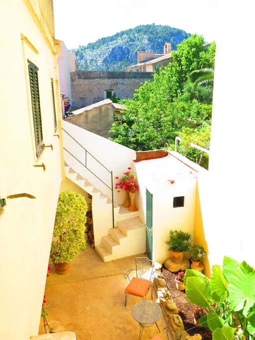 Encantador patio mallorquín /
Charming mallorcan patio for long summer days