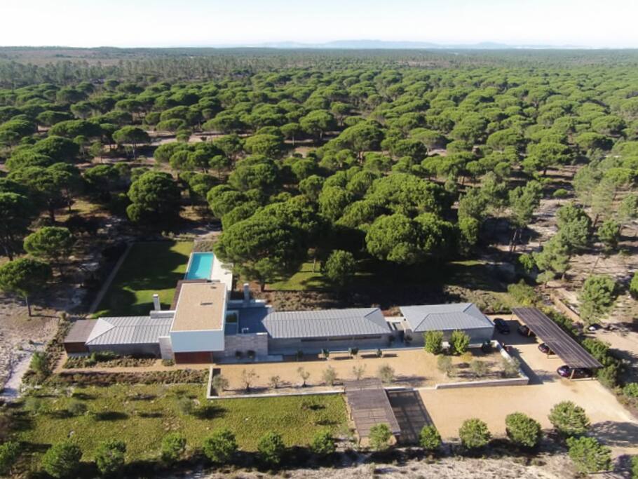 Located in a vast 17 hectare pine forest just a few kilometers from the beaches and the village of Comporta.