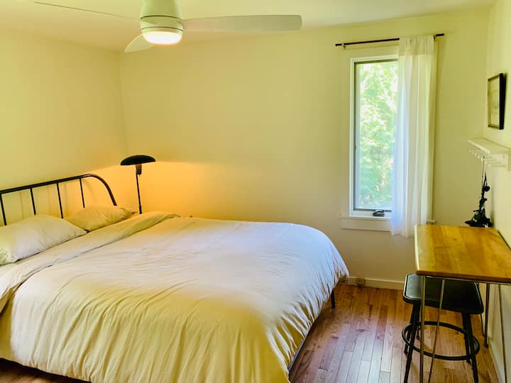 Საძინებელი №2 პირადი სივრცით (მთავარ ოთახს შორის შესაძლებელია ორი კარის დახურვა).  Ეს ოთახი, ასევე, მასპინძლობს სამუშაო მაგიდას დისტანციურად მომუშავე პირებისთვის.