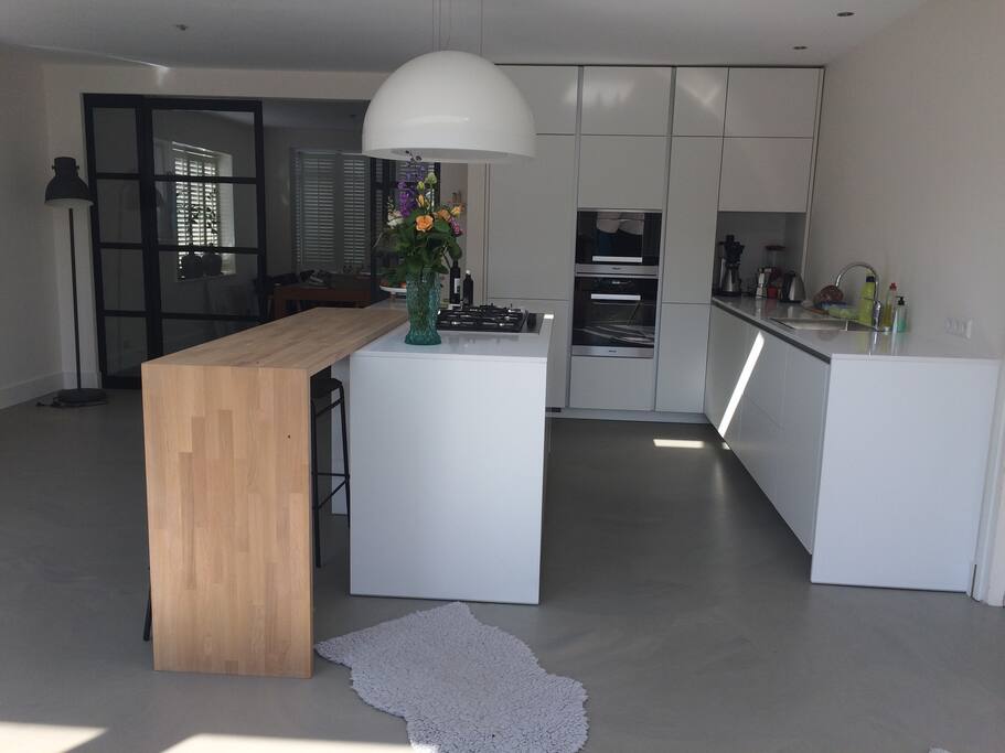 Picture 2 of the kitchen