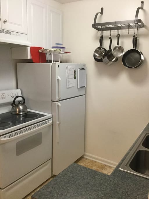 Full size fridge/freezer, plenty of cookware