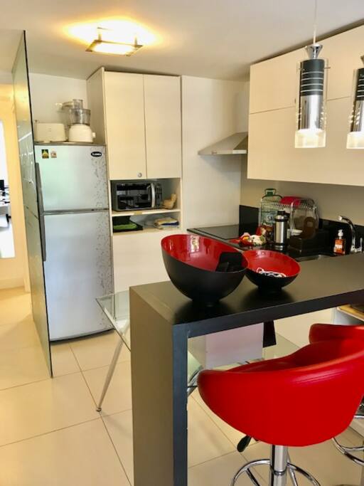 Cómoda y disfrutable kitchinette,
totalmente equipada.
Mesa de cristal y sillas para cuatro personas.