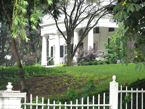 Niagara Gorge Mansion Spectacular Setting