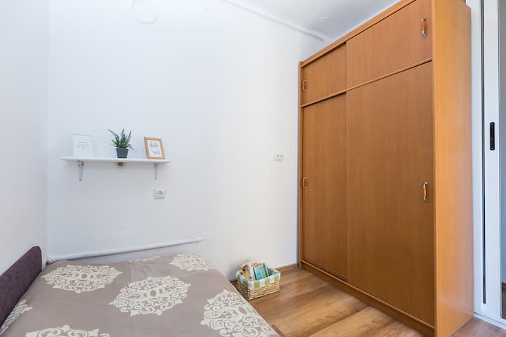 חדר רומנטי קטן עם מיטת יחיד