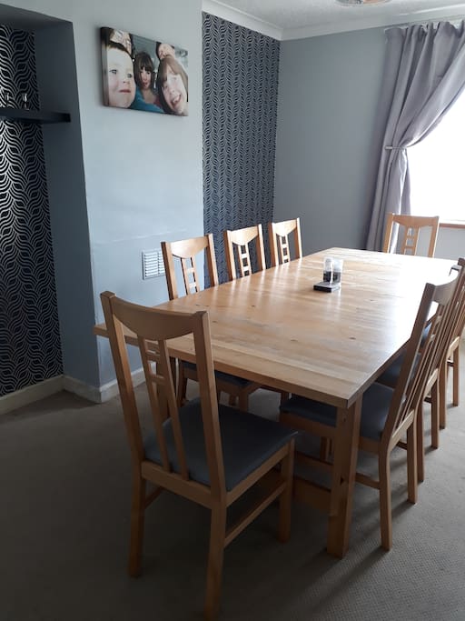 Dining room, plenty of room to all eat together