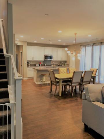 Clean & private, large bedroom - lots of amenities