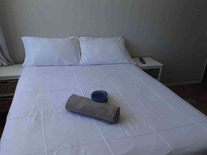 חדר שינה 1 - מיטה זוגית עם חדר רחצה צמוד 