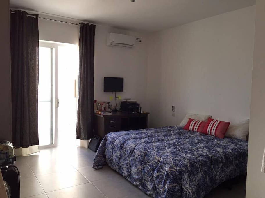 Première chambre. Grand lit. Climatisation. First room. King bed. A/C