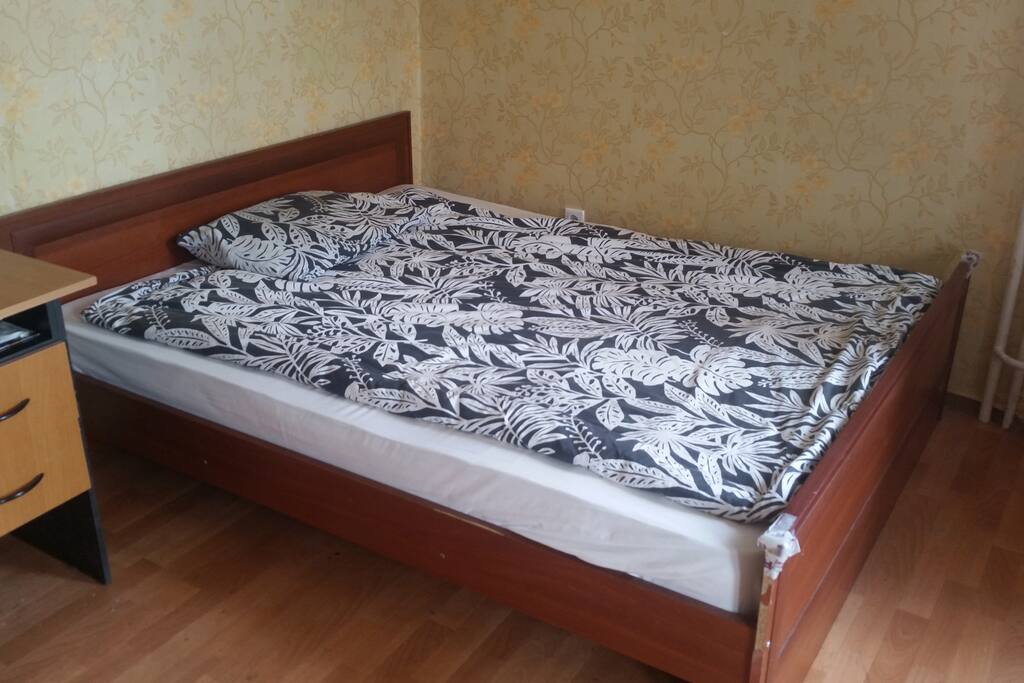 Большая двухместная кровать 180х200